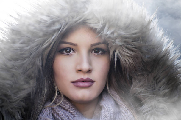 美しい若い女性の毛皮のフード - 写真・画像