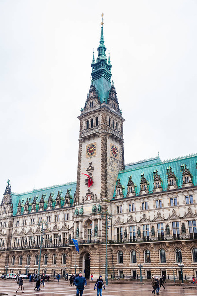 HAMBURG, ALEMANIA - MARZO, 2018: Edificio del Ayuntamiento de Hamburgo ubicado en el barrio de Altstadt en el centro de la ciudad en la plaza Rathausmarkt en un frío lluvioso a principios de primavera
 - Foto, imagen