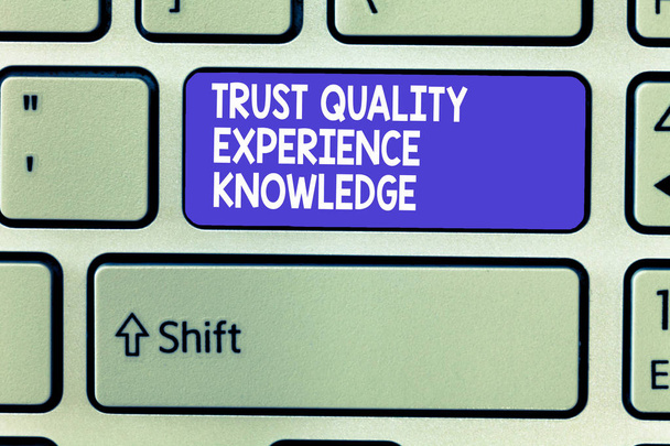 Word pisanie tekstu zaufać jakości doświadczenia wiedzy. Koncepcja biznesowa dla jakości obsługi i zadowolenia - Zdjęcie, obraz