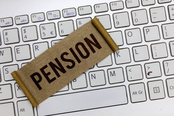 Handgeschreven tekst schrijven van pensioen. Concept, wat betekent inkomen senioren verdienen na pensionering bejaarde jarenlang redt - Foto, afbeelding