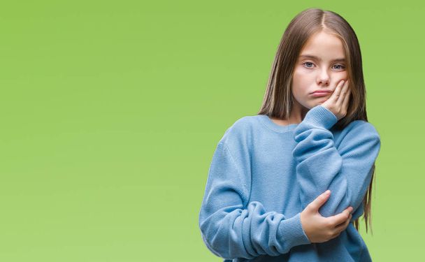 Mladá krásná dívka, která nosí zimní svetr přes izolované pozadí myšlení unavený a znuděný s depresi problémy s překřížením rukou. - Fotografie, Obrázek