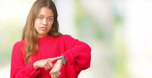 上赤冬のセーターを着ている若い美しいブルネットの女性分離急いで時計時間、焦り、動揺するポインティング、および期限遅れの怒っている背景 - 写真・画像