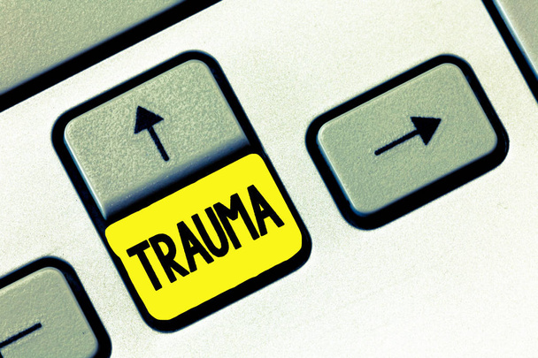 Írásbeli Megjegyzés mutatja a Trauma. Bemutatják a mélyen fájdalmas vagy zavaró élmény fizikai sérülés, üzleti fotó - Fotó, kép