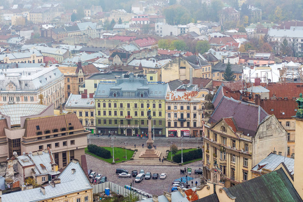 Lviv şehir manzarası. Sokak ve bina city hall Tower görünümü - Fotoğraf, Görsel