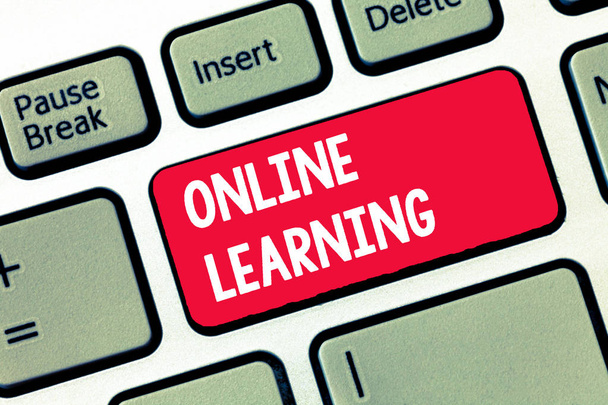Handschriftliches Textschreiben Online Learning. Konzept des Larnens mit Hilfe des Internets und eines Computers - Foto, Bild