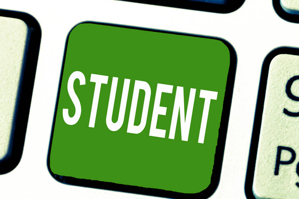 Schreibnotiz, die Schüler zeigt. Business-Foto zeigt Person, die Schüler studiert, die eine Ausbildung erhalten - Foto, Bild
