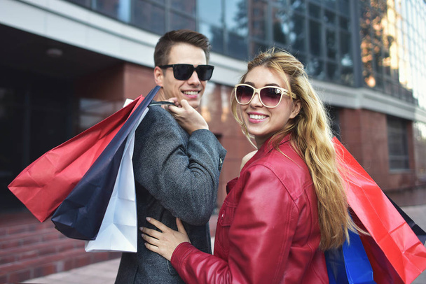 Πορτρέτο του ένα ζευγάρι με Τσάντες για ψώνια στην πόλη. Έννοια άτομα, πώληση, αγάπη και ευτυχία. - Φωτογραφία, εικόνα