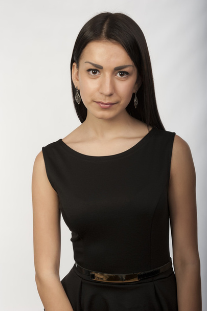 mladá krásná brunetka v černých šatech - Fotografie, Obrázek