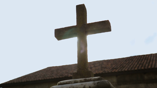 Sluncem zalité Kamenný kříž, křesťanské náboženství symbol požehnání a víra v Boha, silný - Záběry, video