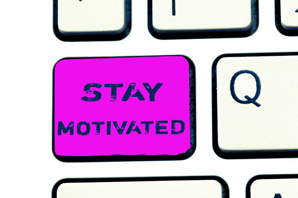 Текстовый знак "Оставайся мотивированным". Концептуальная фотография Награждайте себя каждый раз, когда вы достигаете цели со знанием
 - Фото, изображение