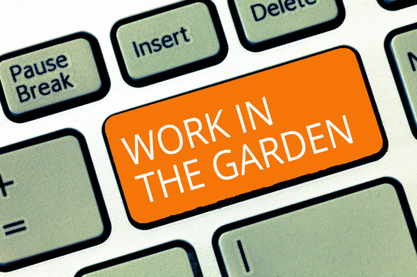 Sinal de texto mostrando Trabalho no Jardim. Foto conceitual Tending the Lawn Yard Planta Mudas e Cultivos
 - Foto, Imagem