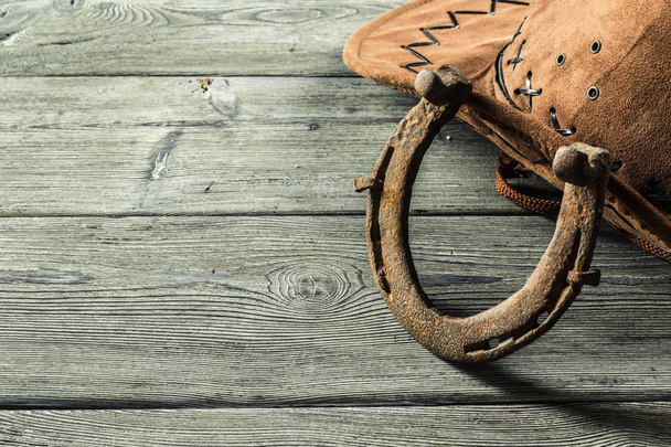 old rusty horseshoe on vintage background - Foto, imagen