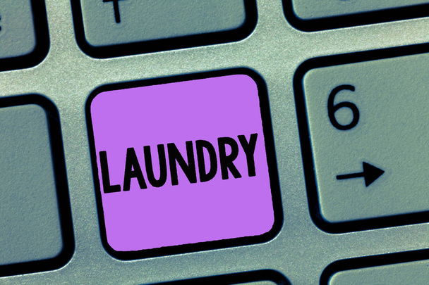 Kavramsal el Çamaşırhane gösterilen yazma. Oda temizleme çamaşır makineleri elbise kumaşlar için vitrine iş fotoğraf yıkanması - Fotoğraf, Görsel