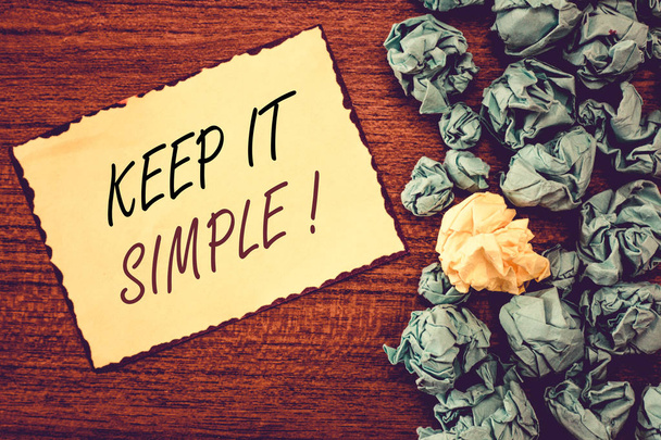Szöveg írása Keep It Simple szó. Üzleti koncepció egyszerű helye vagy helyzete nem bonyolult marad - Fotó, kép