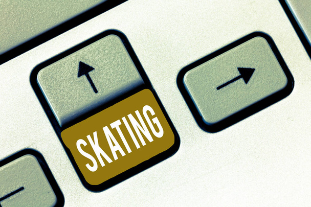 Conceptuele hand schrijven tonen van schaatsen. Zakelijke foto presentatie van de actie van skate plezier sport Skaters activiteit recreatieve oefening - Foto, afbeelding