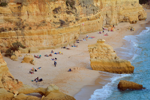 Algarve beach, csodálatos portugáliai rendeltetési hely és minden évszakban vonzerejét a sok turista az egész világ - Fotó, kép