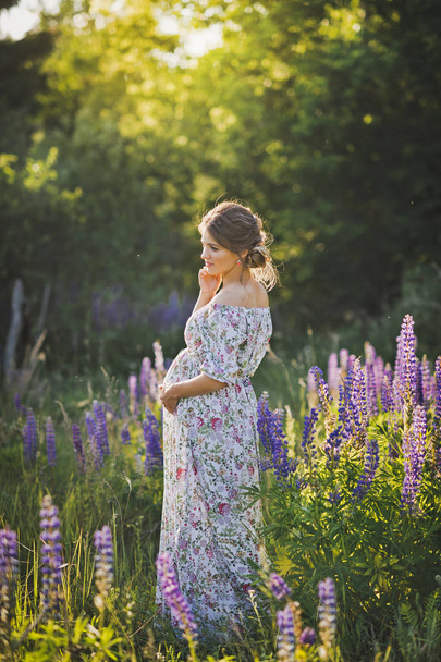 Beautiful portrait of a girl standing in the field of blooming L - Foto, Imagem