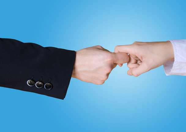 zwei geschäftliche Hände in Rivalität, blauer Hintergrund - Foto, Bild