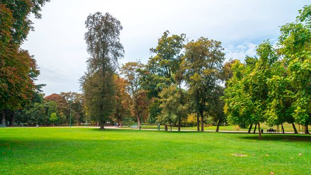 Hermosa vista del Parco Sempione en Milán
 - Foto, Imagen