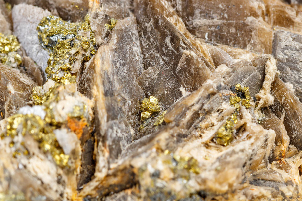 Makro mineral taş Barit Pyrit beyaz bir arka plan üzerine  - Fotoğraf, Görsel