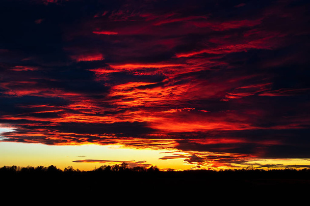 Un bellissimo tramonto arancione e rosso con nuvole colorate
  - Foto, immagini