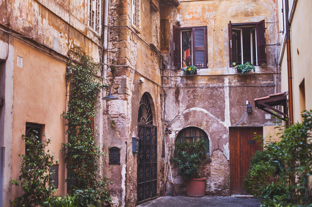 travel to Rome, cozy european courtyard, street in Italy - Fotoğraf, Görsel