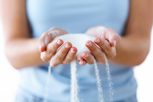 White sugar in the woman hands. Heap of white sugar. - Foto, afbeelding