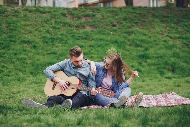 couple with guitar - Foto, afbeelding
