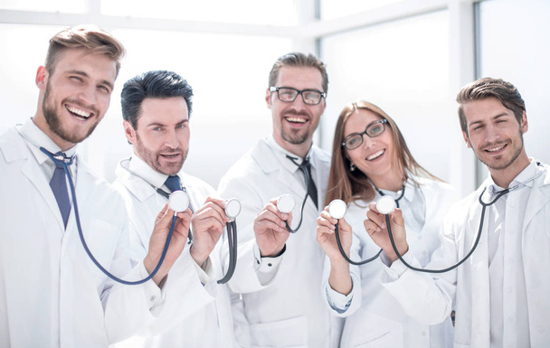 grupo de médicos segurar seus estetoscópios - Foto, Imagem