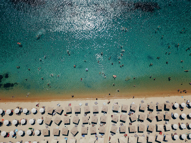 Spiaggia con lettini, vista dall'alto
 - Foto, immagini