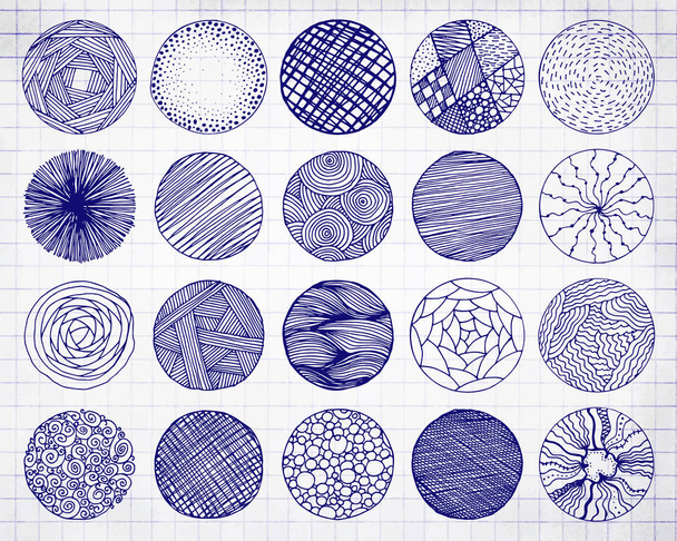 Set di bordi o cerchi schizzati a matita blu scritti a mano. Illustrazione vettoriale delle cornici del cerchio Scribble disegnate a mano su foglio del taccuino
 - Vettoriali, immagini