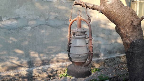 Klassieke oude lamp. Vintage stoffige kerosine lamp met vuile glazen en roesten - Foto, afbeelding