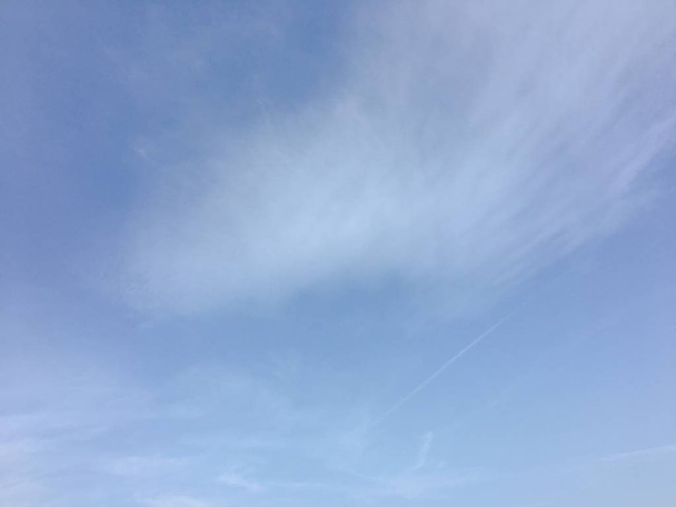 Облако красоты на голубом фоне неба. Скай слаудс. Голубое небо с облачной погодой, облако природы. Белые облака, голубое небо и солнце
 - Фото, изображение