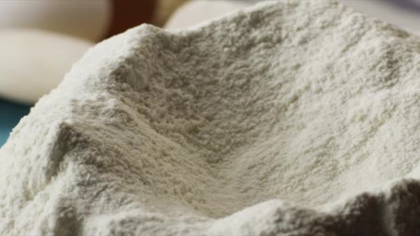 クローズ アップ小麦粉。シーン。料理のコンセプトです。白い粉から自家製のケーキの準備 - 映像、動画