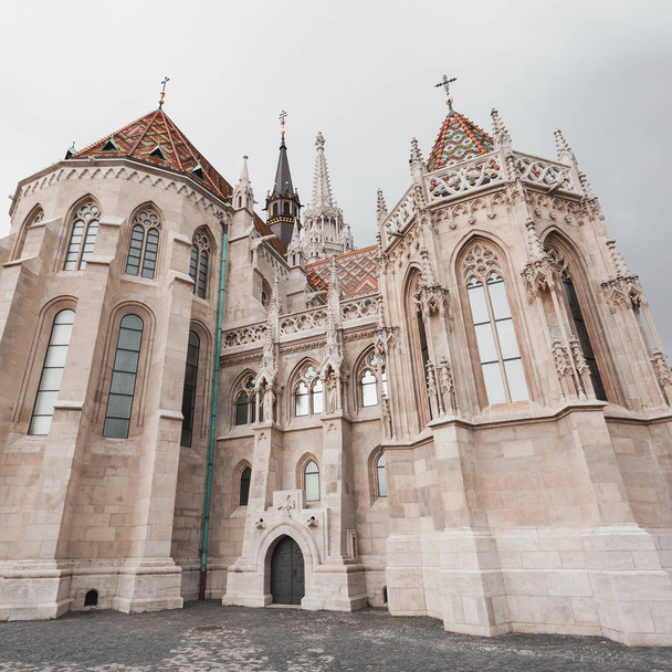 St. Matthias Church in the Fishermans Bastion in Budapest, Hungary - Foto, afbeelding