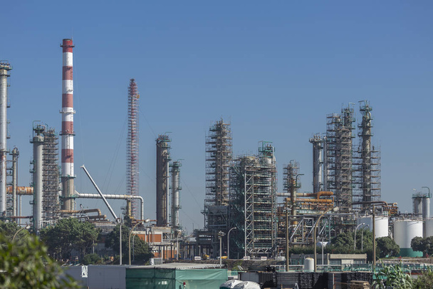 Complejo industrial de la refinería de petróleo, Portugal
 - Foto, imagen