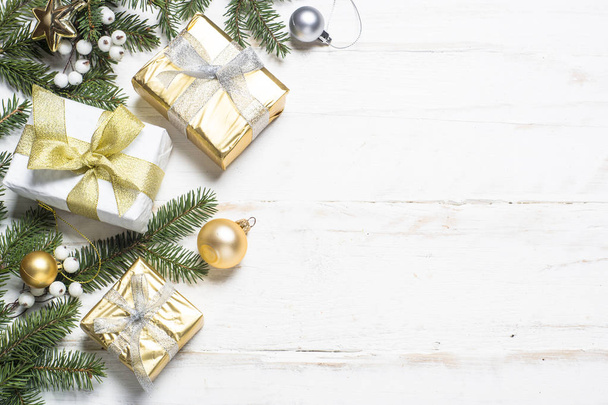 Fond de Noël avec des décorations d'or et d'argent sur blanc
. - Photo, image