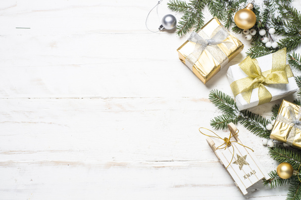 Weihnachten Hintergrund mit Gold- und Silberdekorationen auf weißem Grund. - Foto, Bild