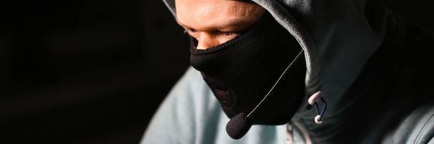 Maskeli adam tarakçı bağlantı darknet için - Fotoğraf, Görsel