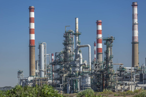 Industriecomplex van olieraffinaderij, Portugal - Foto, afbeelding