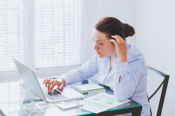 деловая женщина работает за компьютером в современном офисе
 - Фото, изображение