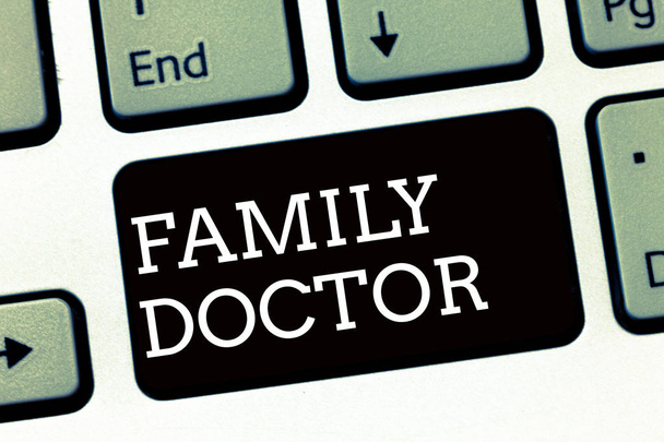 Rukopis textu psaní rodinný lékař. Pojetí znamená poskytovat komplexní zdravotní péči pro zobrazení všech věkových kategorií - Fotografie, Obrázek