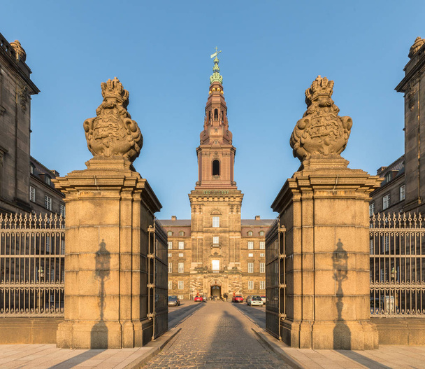Copenhague, Dinamarca - Octubre de 2018: El Palacio Christiansborg de Copenhague contiene el Parlamento danés Folketinget, la Corte Suprema y el Ministerio de Estado
. - Foto, Imagen