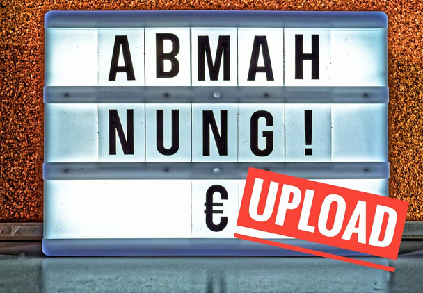 Verlichte paneel met het Duitse woord "Abmahnung" in het Engels "geschreven waarschuwing" en het Engels woord uploaden om te symboliseren een waarschuwing met bestandsdeling bestanden uploaden - Foto, afbeelding