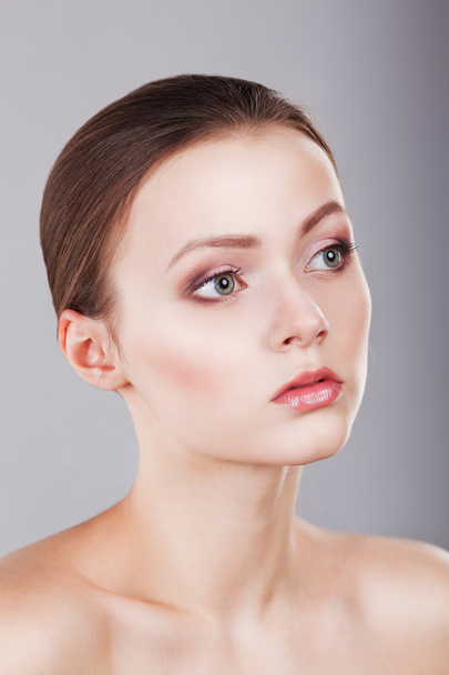 mooie jonge vrouwelijke gezicht met frisse schone huid - Foto, afbeelding