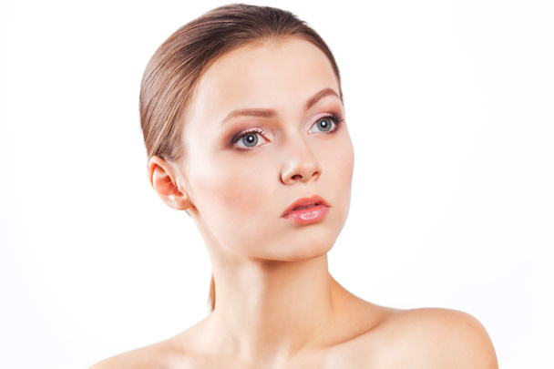 Beauty young woman with healthy skin - on white - Foto, imagen