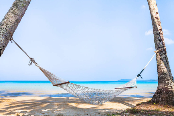 ホテル、リラクゼーションのコンセプトの背景に美しいハンモックは熱帯の島のビーチの休日 - 写真・画像