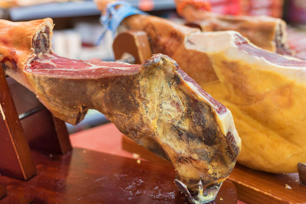 Spaanse Ham. Jamon Serrano ham houder - Foto, afbeelding