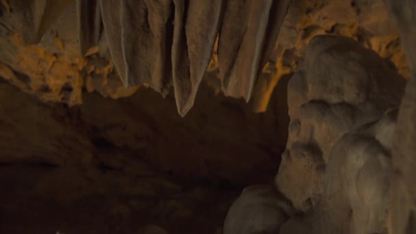 Detailní záběr Staré staré jeskyně s krápníky  - Záběry, video