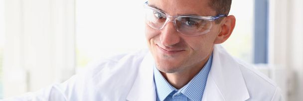 Женщина на приеме у стоматолога-мужчины осматривает
 - Фото, изображение